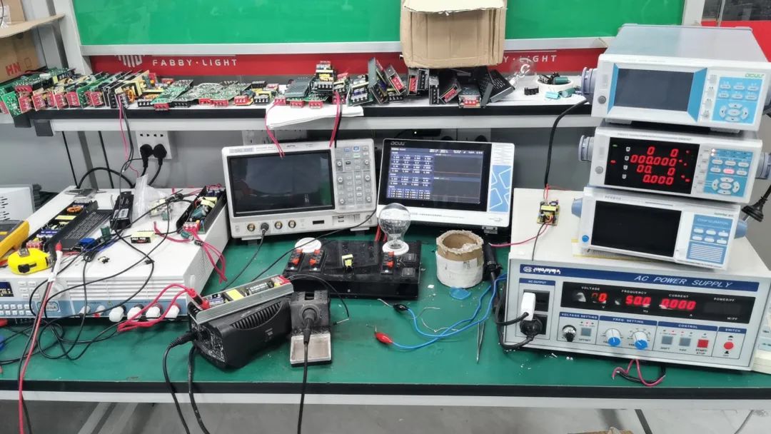為什么一上電就炸，是我不會(huì)用示波器？